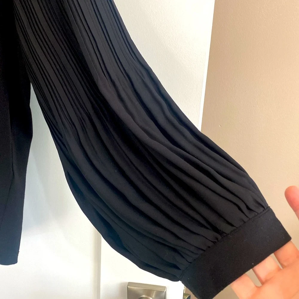 Adrianna Papell black v-neck blouse/top with long pleated sleeves. Women's L - Picture 6 of 13